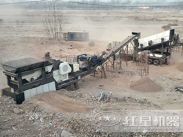 時產80-100噸輪胎式移動磕石機現場作業 時產80-100噸輪胎式移動磕石機現場作業