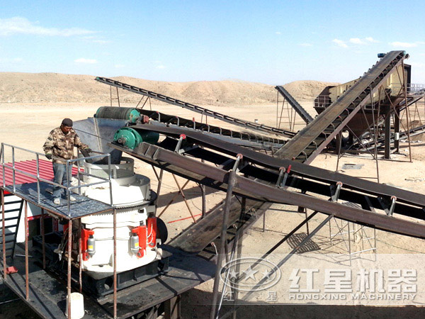 新型多缸液壓圓錐破碎機現場作業圖