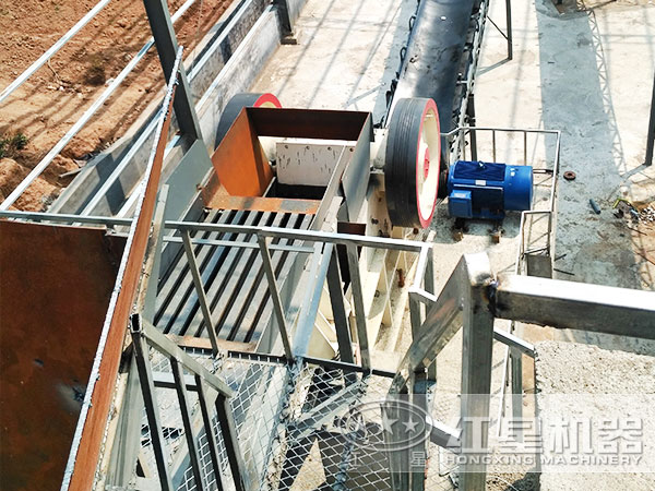 大型礦山碎石機現場作業 大型礦山碎石機現場作業