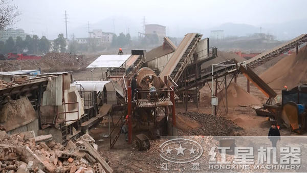 移動(dòng)破碎機(jī)用于破碎建筑垃圾