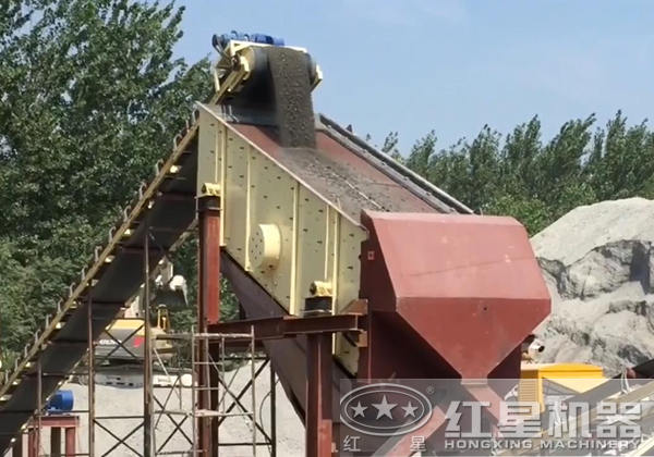 振動(dòng)篩石篩砂機(jī)工作現(xiàn)場(chǎng) 振動(dòng)篩石篩砂機(jī)工作現(xiàn)場(chǎng)
