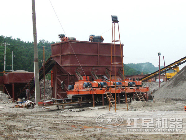 多臺對輥破碎機工作客戶現場