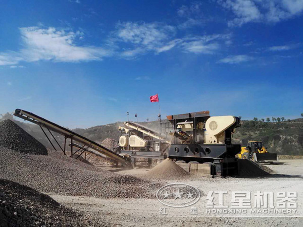 石頭打成粉移動(dòng)破碎機(jī)現(xiàn)場圖