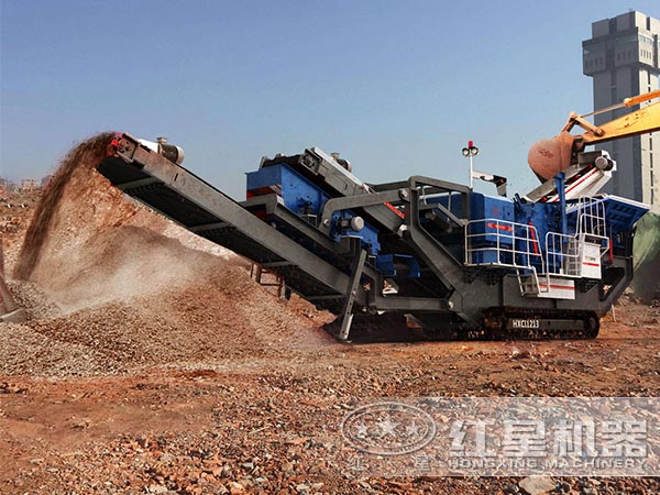 開進場的石子履帶流動破碎車