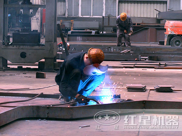 半掛式制砂機車間作業(yè)現(xiàn)場