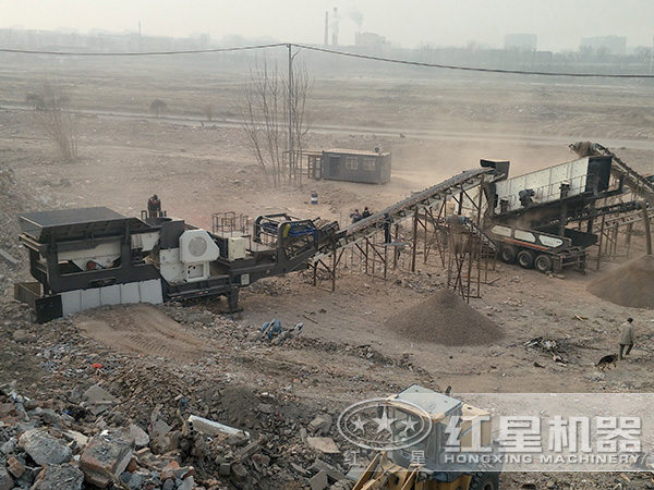 流動破碎石塊加工機現場作業