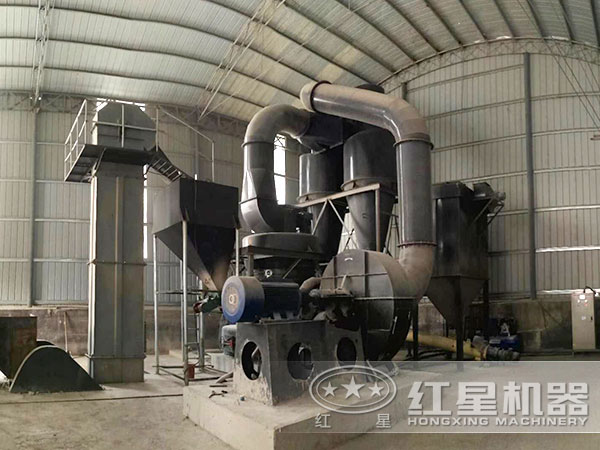 小型立式礦物磨粉機(jī)現(xiàn)場(chǎng)作業(yè) 小型立式礦物磨粉機(jī)現(xiàn)場(chǎng)作業(yè)