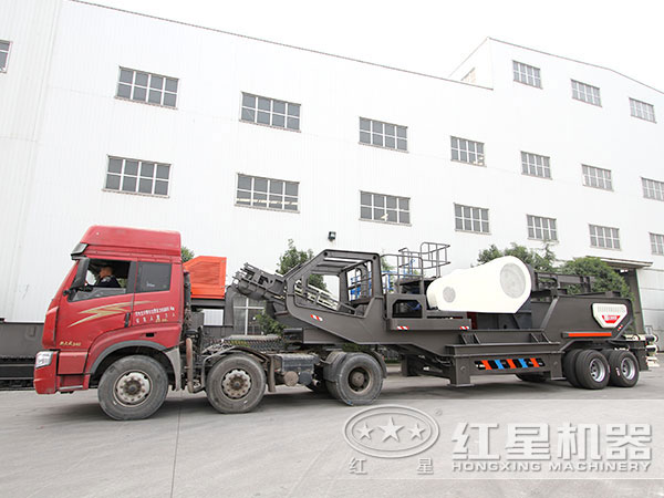 移動(dòng)式玄武巖破碎生產(chǎn)設(shè)備發(fā)貨圖 移動(dòng)式玄武巖破碎生產(chǎn)設(shè)備發(fā)貨圖