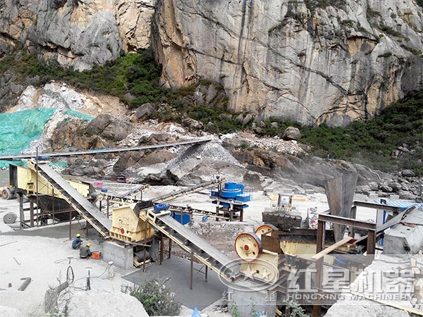 碎沙生產(chǎn)線現(xiàn)場作業(yè) 碎沙生產(chǎn)線現(xiàn)場作業(yè)