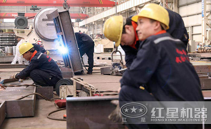 專業的工人生產設備