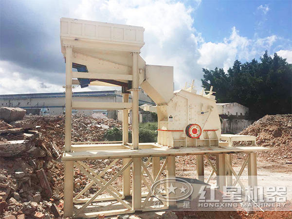 建筑垃圾破碎現場-反擊式破碎機