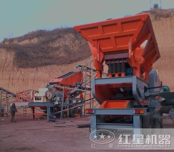 新型移動(dòng)破碎站工作現(xiàn)場(chǎng) 新型移動(dòng)破碎站工作現(xiàn)場(chǎng)