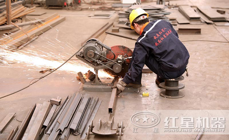 紅星工人對制砂機細節的把控 紅星工人對制砂機細節的把控