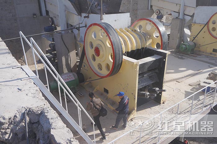 紅星廠家到施工現場安裝顎式破碎機 紅星廠家到施工現場安裝顎式破碎機