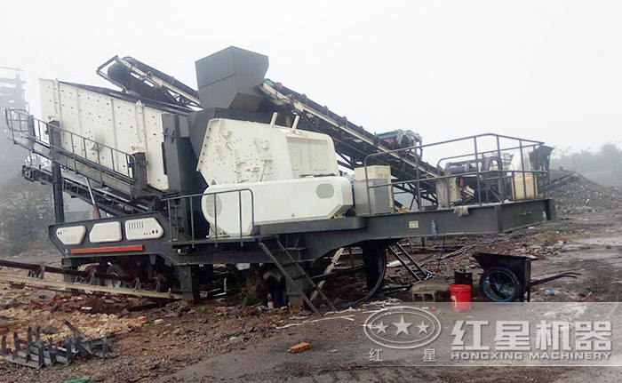 搭載反擊破碎的移動破碎站作業現場 搭載反擊破碎的移動破碎站作業現場