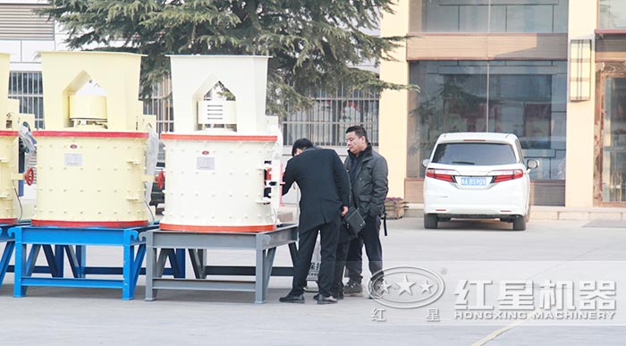 小型復(fù)合式咬石機用戶到廠參觀 小型復(fù)合式咬石機用戶到廠參觀