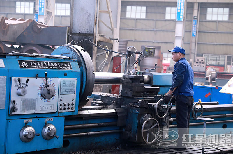 紅星生產(chǎn)工人車(chē)間作業(yè)