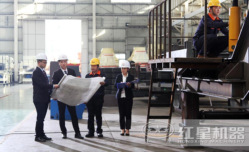 紅星技術人員親自指導工人操作 紅星技術人員親自指導工人操作