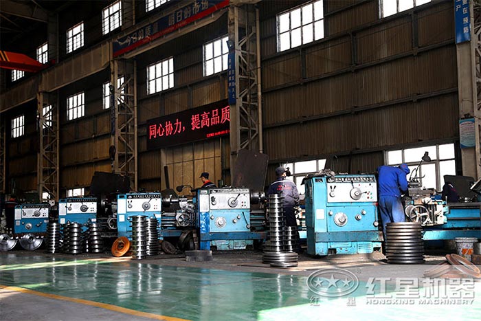 紅星技術工人銑床作業中