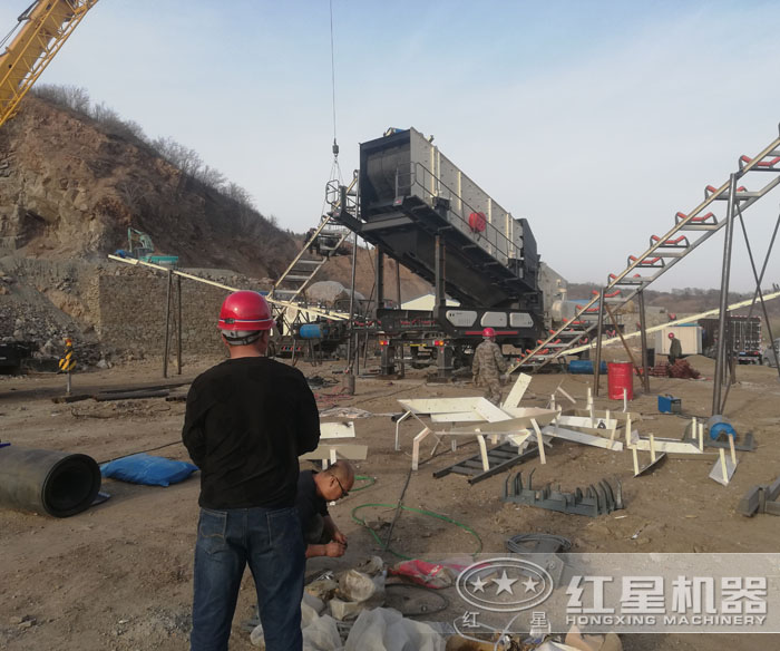 移動(dòng)式破碎篩分站正在安裝振動(dòng)篩