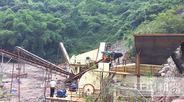 重錘式破碎機施工現(xiàn)場 重錘式破碎機施工現(xiàn)場