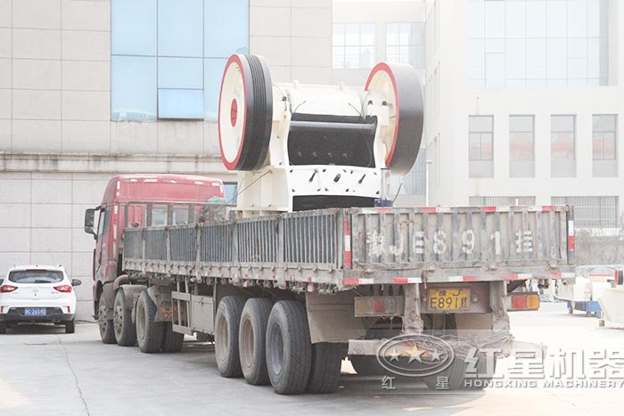 顎式破碎機(jī)發(fā)貨現(xiàn)場