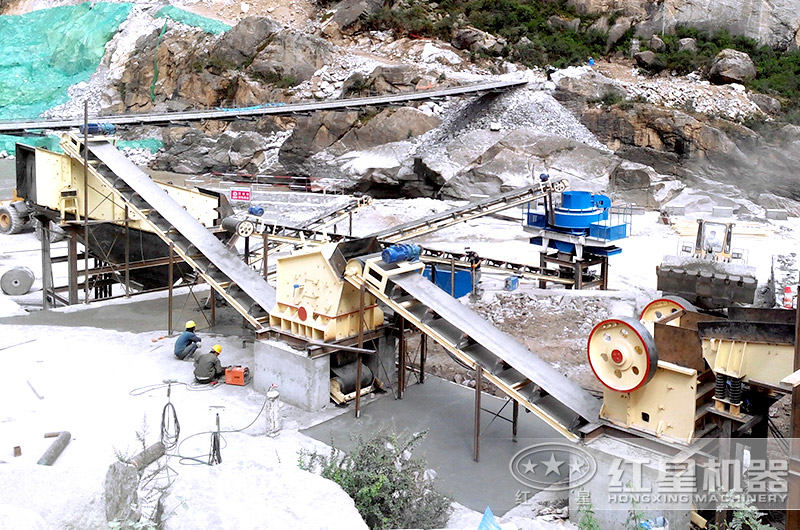 時產(chǎn)150噸反擊式破碎機施工現(xiàn)場