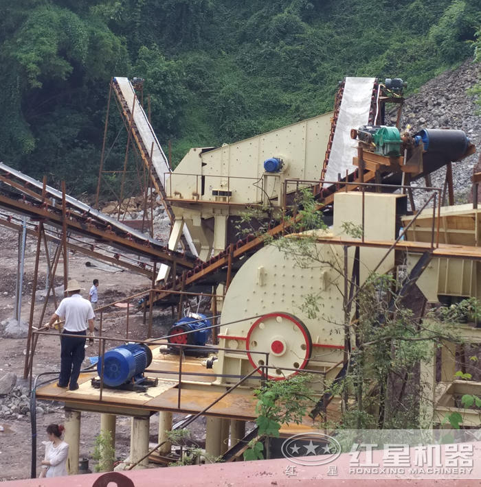 重錘式破碎機(jī)作業(yè)現(xiàn)場(chǎng)
