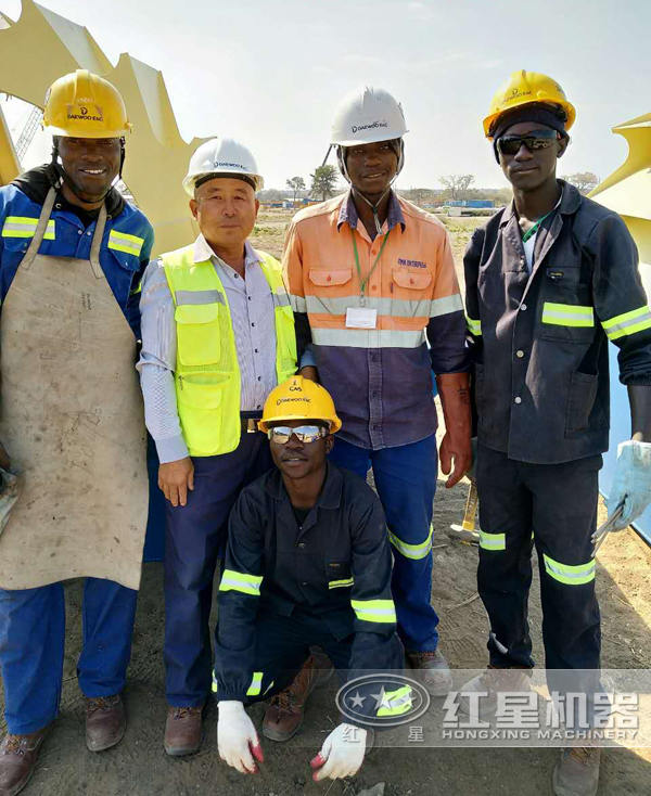 非州贊比亞客戶安裝洗砂機(jī)現(xiàn)場(chǎng)