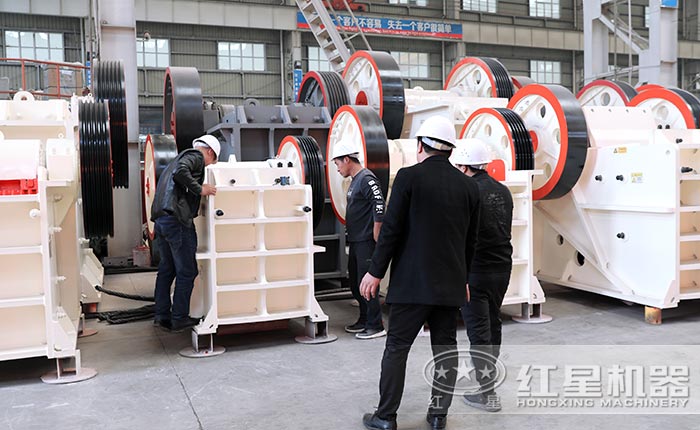 紅星鄂式破碎機(jī)用戶到廠參觀