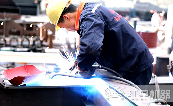 紅星技術工人車間焊接作業中 紅星技術工人車間焊接作業中