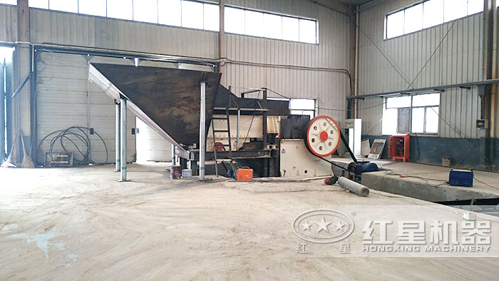 粗碎設(shè)備～顎式破碎機(jī)