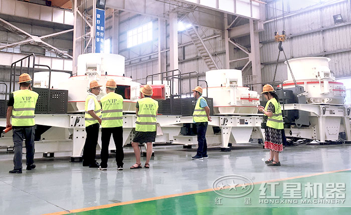 客戶參觀制砂機生產車間 客戶參觀制砂機生產車間