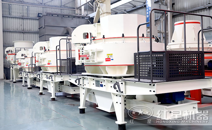 車間里一排排的VSI制砂機整裝待發 車間里一排排的VSI制砂機整裝待發