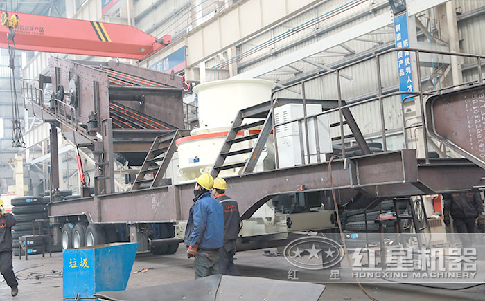 紅星移動制沙機車間安裝作業中