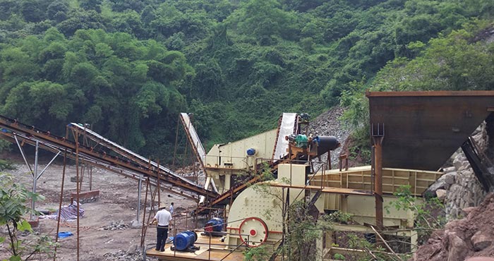 重錘式破碎機施工作業現場 重錘式破碎機施工作業現場