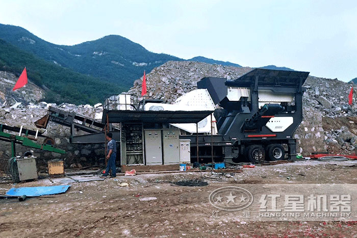 “多功能”移動碎石機器通電試機作業 “多功能”移動碎石機器通電試機作業