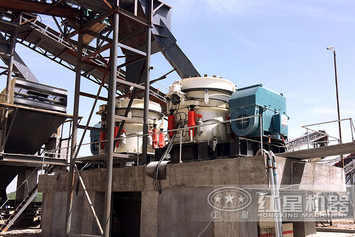 圓錐破碎機安裝作業現場