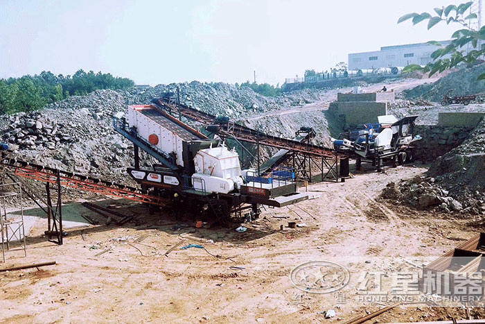 汽車(chē)式流動(dòng)破碎機(jī)_汽車(chē)移動(dòng)破碎設(shè)備施工現(xiàn)場(chǎng)