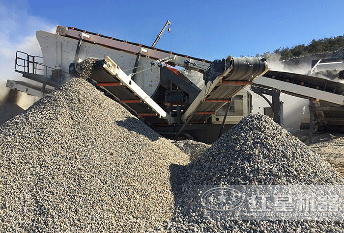 履帶配置的汽車(chē)式流動(dòng)破碎機(jī)_汽車(chē)移動(dòng)破碎設(shè)備作業(yè)現(xiàn)場(chǎng)