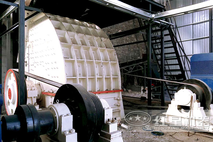 大型重錘式破碎機作業現場 大型重錘式破碎機作業現場