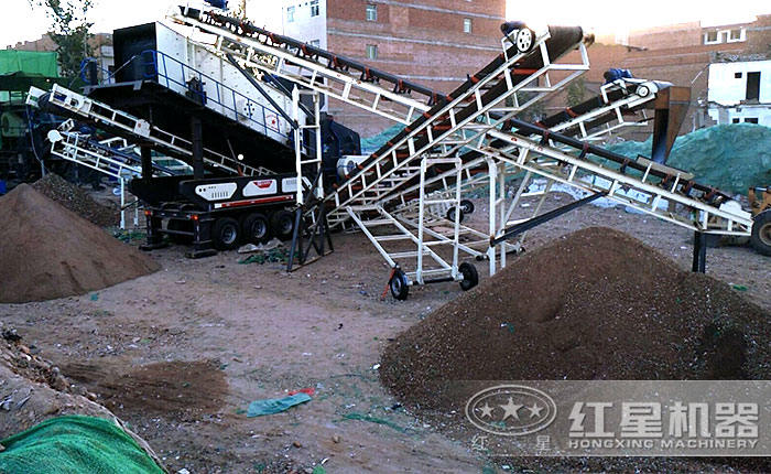 輪胎設(shè)計(jì)的建筑垃圾粉碎機(jī)現(xiàn)場(chǎng) 輪胎設(shè)計(jì)的建筑垃圾粉碎機(jī)現(xiàn)場(chǎng)