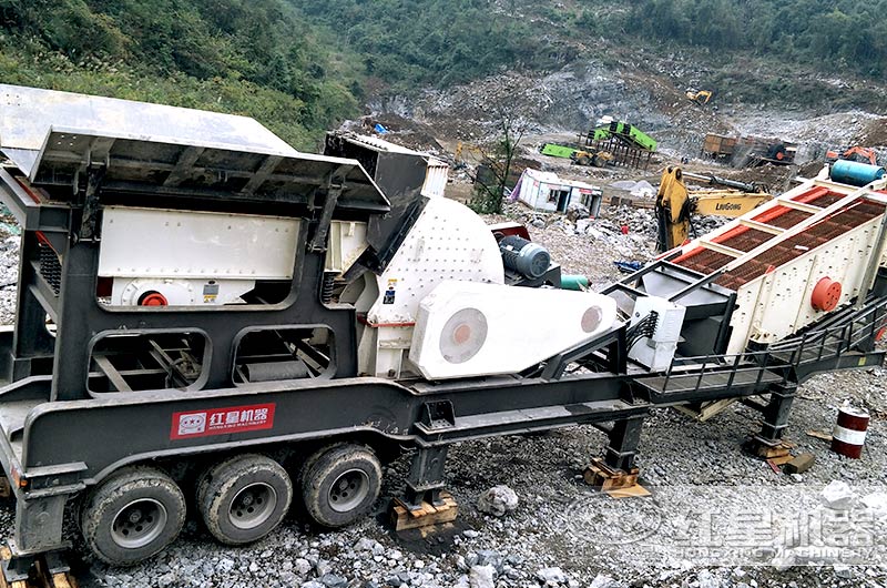 重錘式移動(dòng)破碎機(jī)單機(jī)作業(yè)安裝現(xiàn)場(chǎng) 重錘式移動(dòng)破碎機(jī)單機(jī)作業(yè)安裝現(xiàn)場(chǎng)