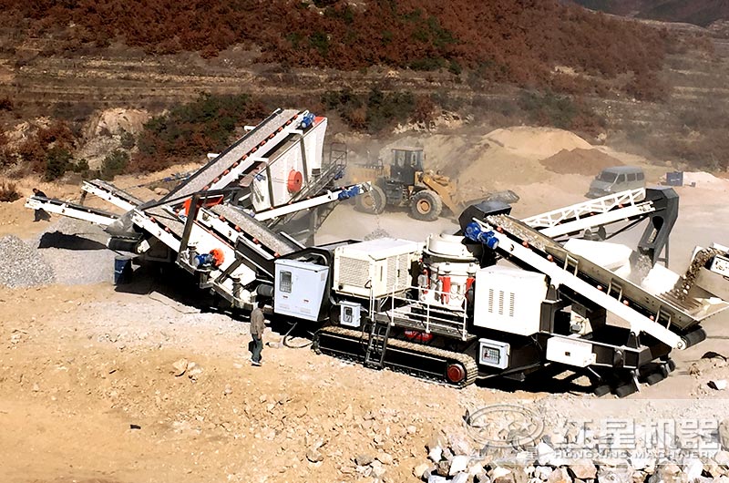 履帶式圓錐破碎機(jī)和履帶式篩分機(jī)聯(lián)合作業(yè)現(xiàn)場(chǎng) 履帶式圓錐破碎機(jī)和履帶式篩分機(jī)聯(lián)合作業(yè)現(xiàn)場(chǎng)