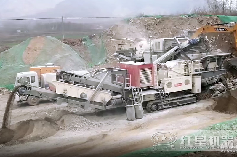 履帶式移動破碎站破碎建筑垃圾現場圖 履帶式移動破碎站破碎建筑垃圾現場圖