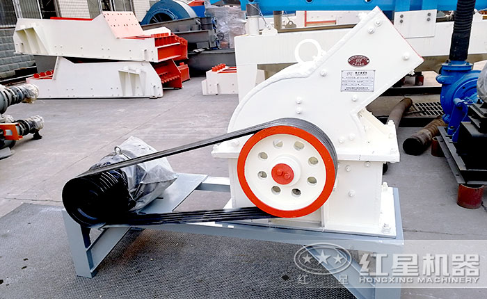 小型錘式石子破碎機廠區(qū)一角 小型錘式石子破碎機廠區(qū)一角