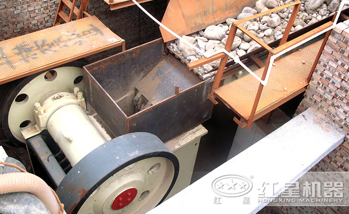 顎式破碎機(jī)進(jìn)料口