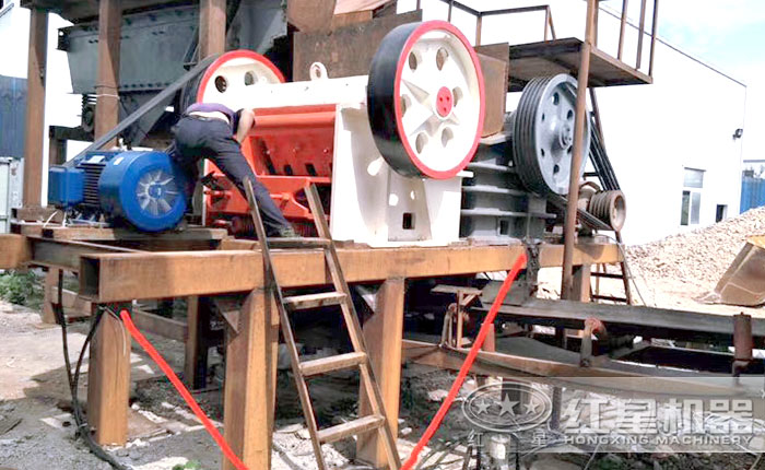 顎式破碎機(jī)現(xiàn)場(chǎng)