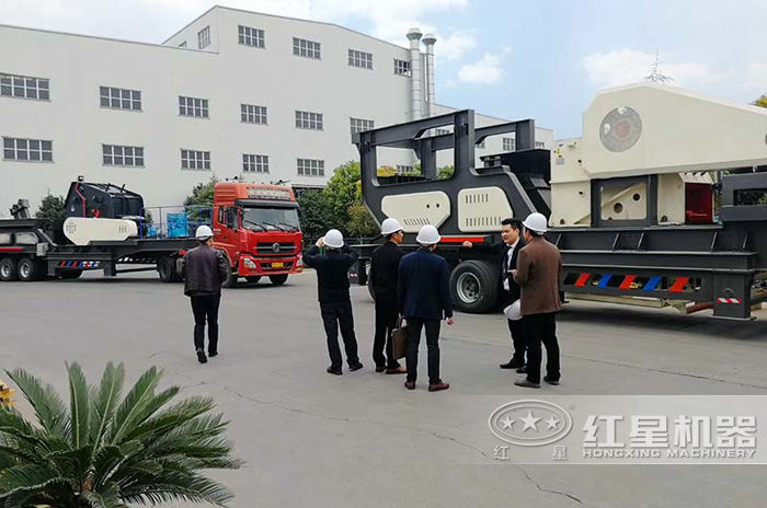 移動(dòng)式破碎機(jī)發(fā)貨客戶現(xiàn)場(chǎng) 移動(dòng)式破碎機(jī)發(fā)貨客戶現(xiàn)場(chǎng)
