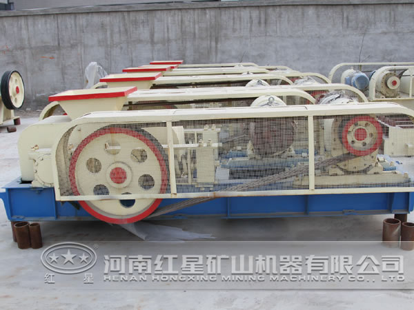 新型篩分齒輥破碎機(jī)